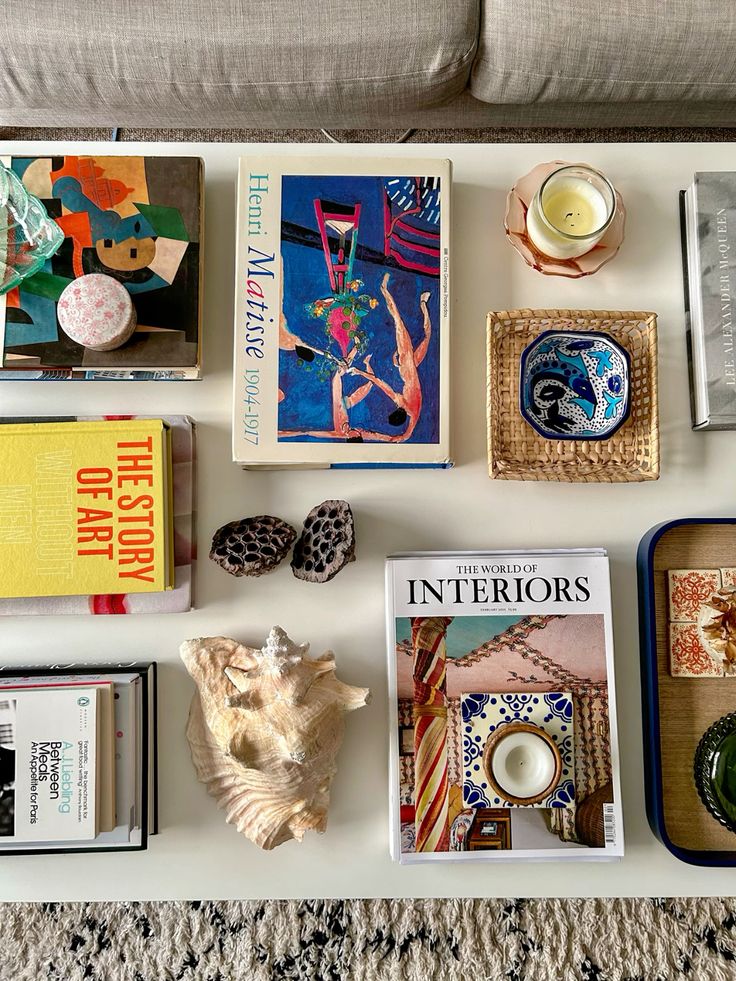 Mesa con libros de arte