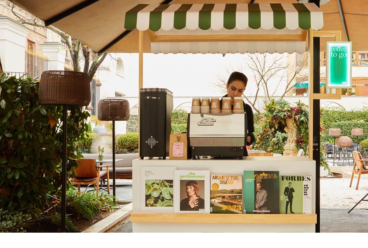 Puesto de café con libros