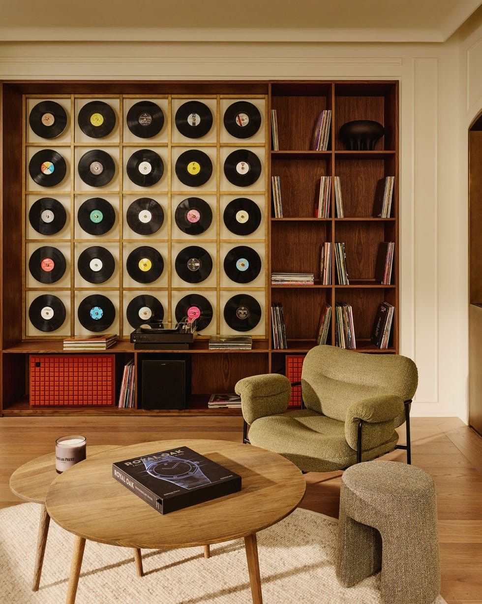 Salón con discos de vinilo