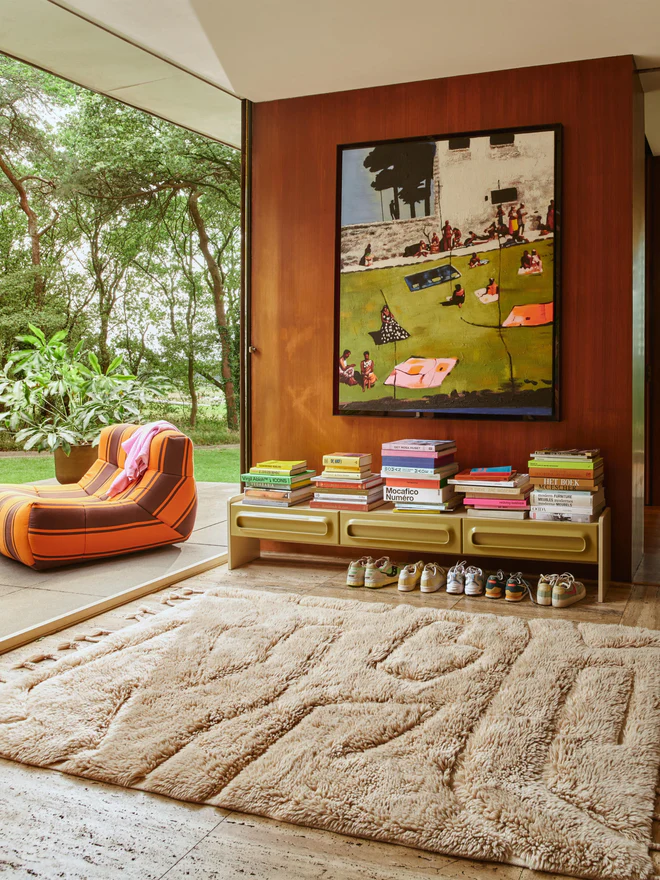 Estantería con libros coloridos